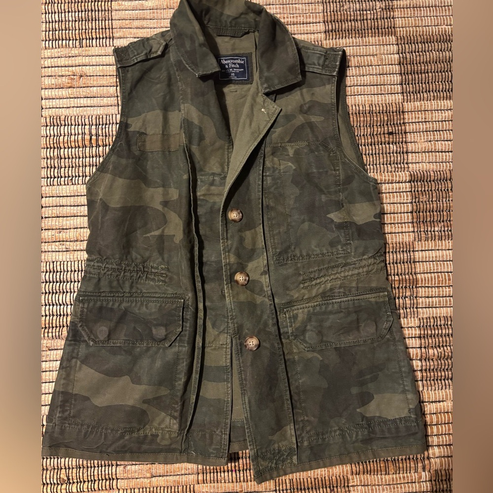 Abecrombie and firch Camouflage Utility Vest size XS
